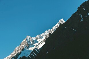 巍峨雪山壮丽景致