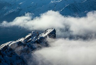 云端雪山壮丽景致