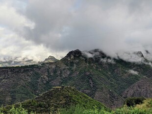 云雾缭绕的壮美山峦