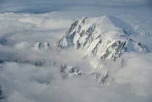 云端雪山壮丽景观