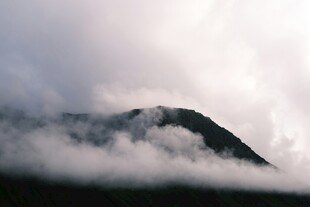 云雾缭绕中的巍峨山峰