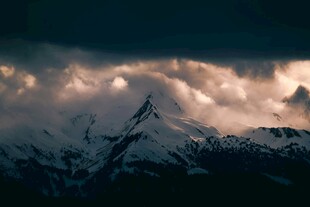 雪山之巅的壮丽云海