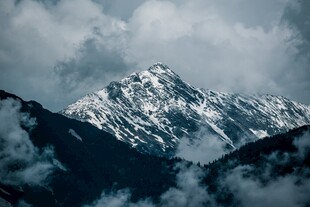 云雾缭绕的巍峨雪山