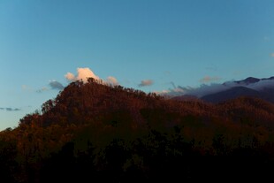 夕阳下的山峦美景