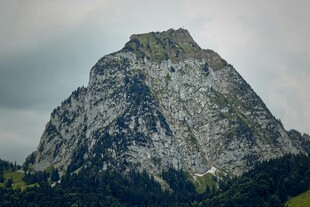 巍峨山峰屹立于天地间