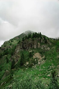 云雾缭绕的翠绿山峦