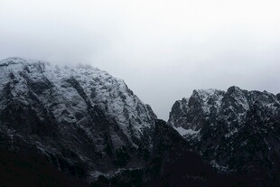 雪山巍峨壮丽景观