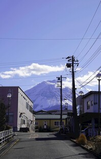 小镇街道远望雪山美景