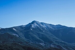 巍峨雪山壮丽山景