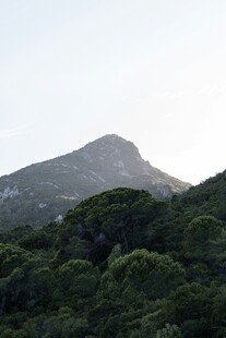 山林间的巍峨山峰