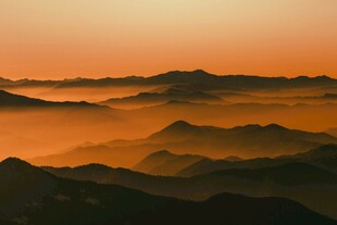 日出下的层峦叠嶂美景