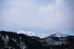 雪覆山峦美景