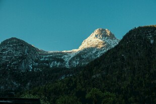 雪山峻岭间的壮丽景致