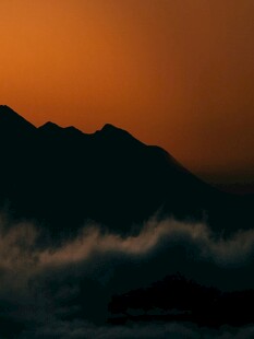 夕阳下的山峦云海