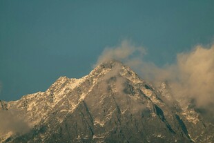 巍峨雪山云雾缭绕