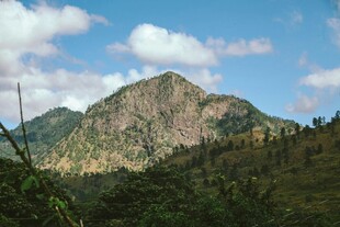 巍峨青山蓝天白云美景