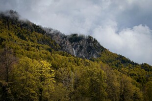 秋日山林间的壮丽山景