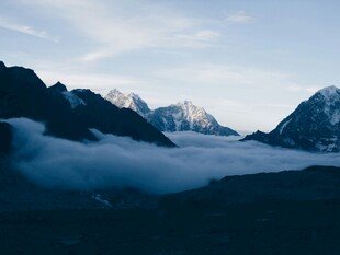 山间云海环绕壮丽山峰