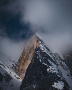 巍峨雪山云雾缭绕之景