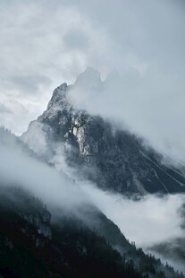 云雾缭绕的巍峨山峰