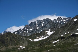 巍峨雪山蓝天壮丽景观