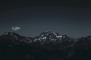 月夜下的巍峨雪山