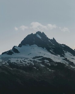 巍峨雪山壮丽景致