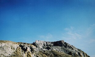 蓝天映衬下的嶙峋山峰