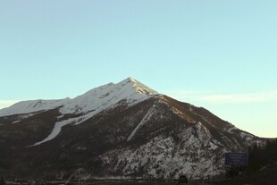 雪覆山峰美景