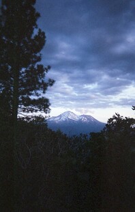 山间暮色中的朦胧远山