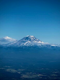 巍峨雪山映蓝天