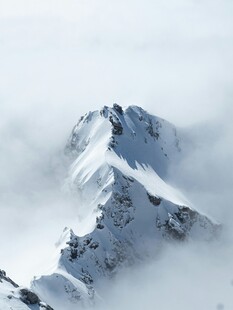 云雾缭绕的巍峨雪山