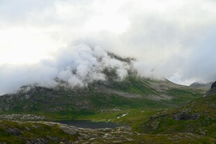 云雾缭绕的山间美景