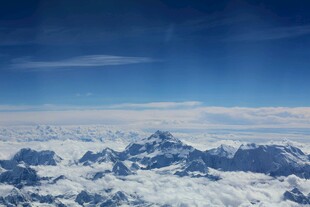 高空俯瞰壮丽雪山景观