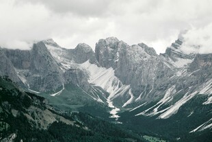 壮丽雪山山谷美景