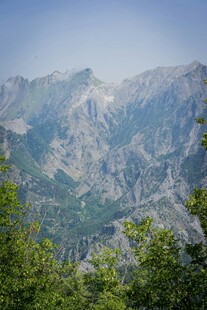 壮丽山景与葱郁植被