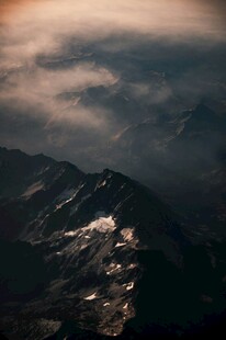 云雾缭绕下的壮美山峦