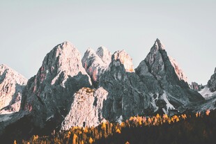 壮丽山峰与秋日山林景观