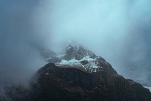 云雾缭绕的巍峨雪山