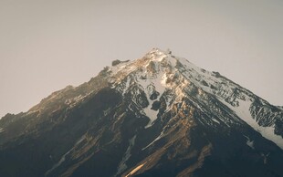 巍峨雪山壮丽景致