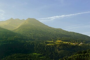 山间晨曦美景