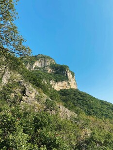 青山绿树间的秀丽山景