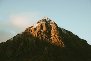 巍峨山峰沐浴金色阳光