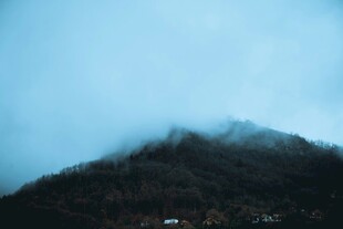 云雾缭绕的山峦美景