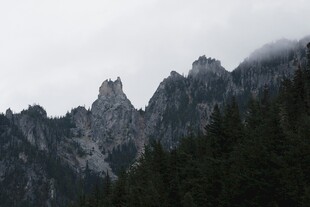云雾缭绕的巍峨山峰