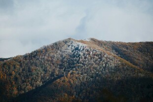 秋末覆雪的壮丽山峦