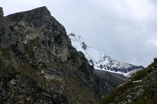 巍峨高山与远处雪山景观