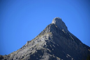 巍峨山峰耸立于蓝天之下