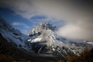 雪山云雾缭绕壮丽景观