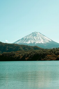 富士山下的静谧湖景